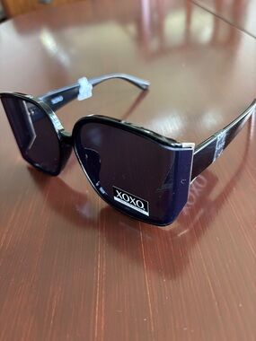 XOXO  100% UV protection, square/eound frame,black lens,,gold accent